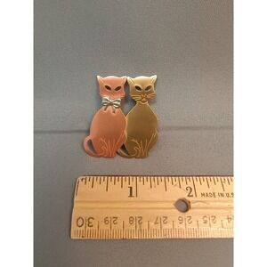 Vintage Two Cats Sitting Pin‎ Brooch Tri Color Gold Tone Mixed Metal Jewelry